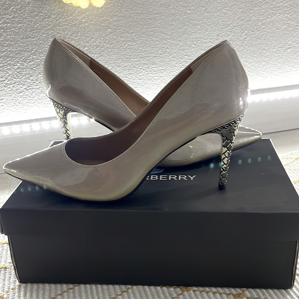 Size 9w women’s shoes. Gently used